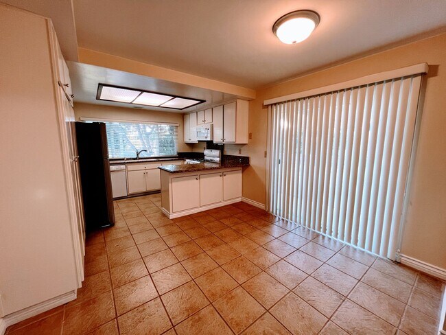 Building Photo - 4 Bedroom Home 3 Car Garage with Fenced Ya...