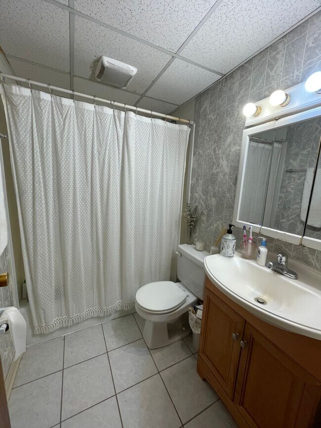 Foto del edificio - Spacious 3 Bedroom with no Living Room or ...