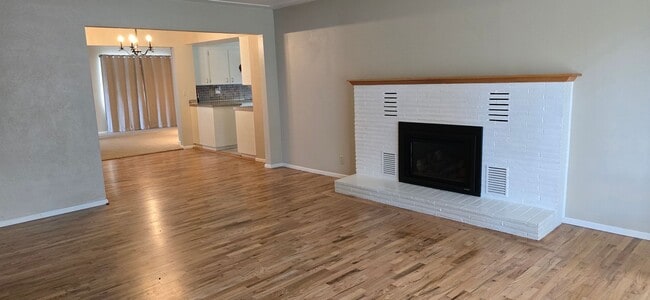 Building Photo - Well Maintained, Centrally Located 3 Bedro...