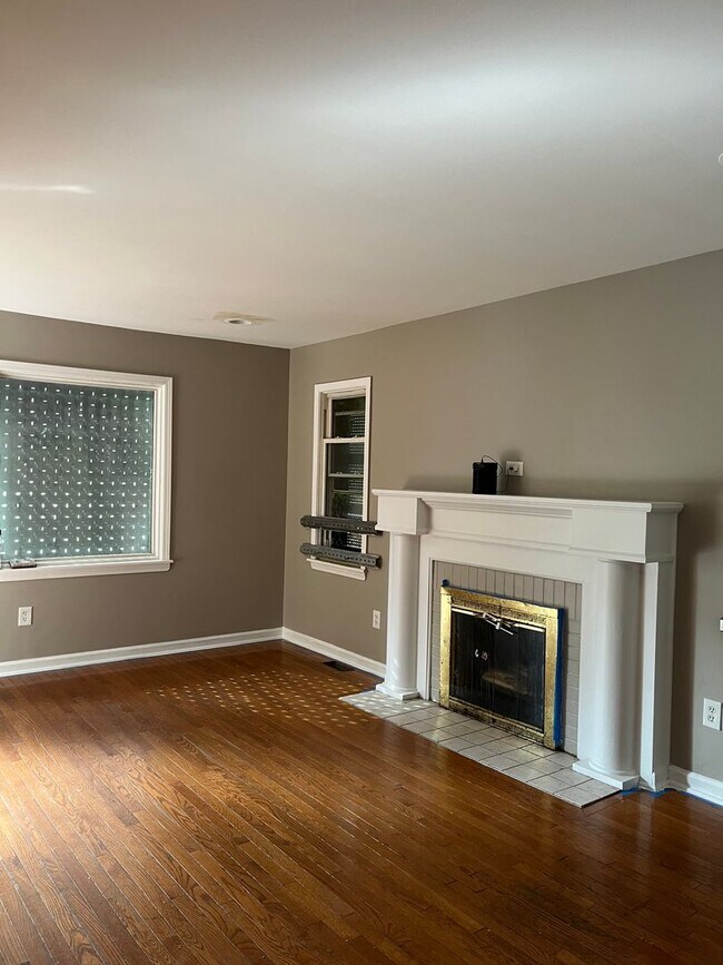 Building Photo - 3 bedroom renovated