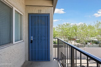Building Photo - 3141 E Cypress St