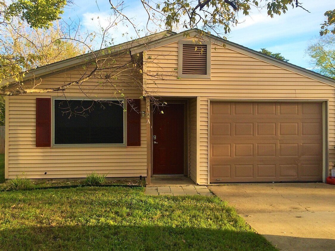 Primary Photo - 3 bedroom House Near Post Oak Mall