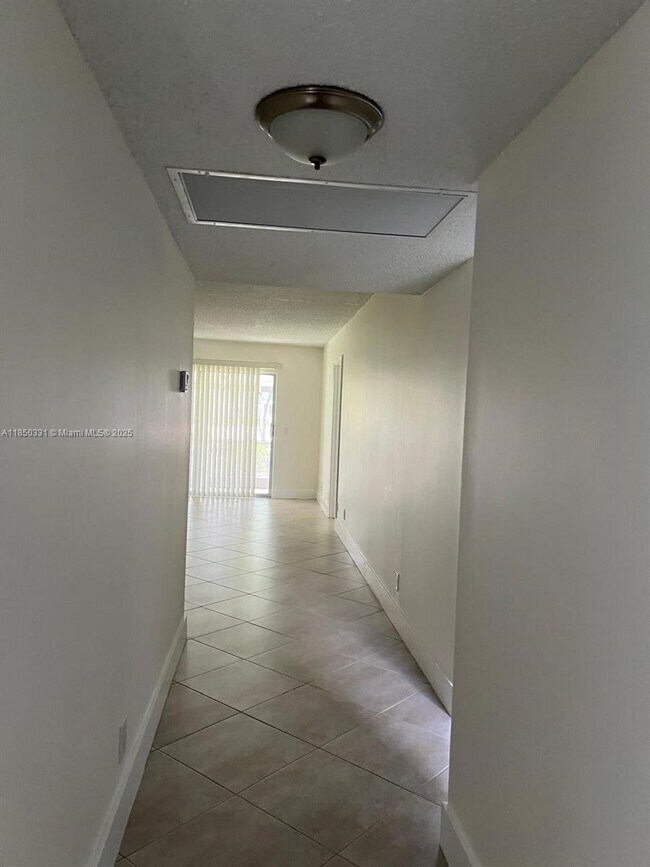 Foto del edificio - 1400 SW 124th Terrace