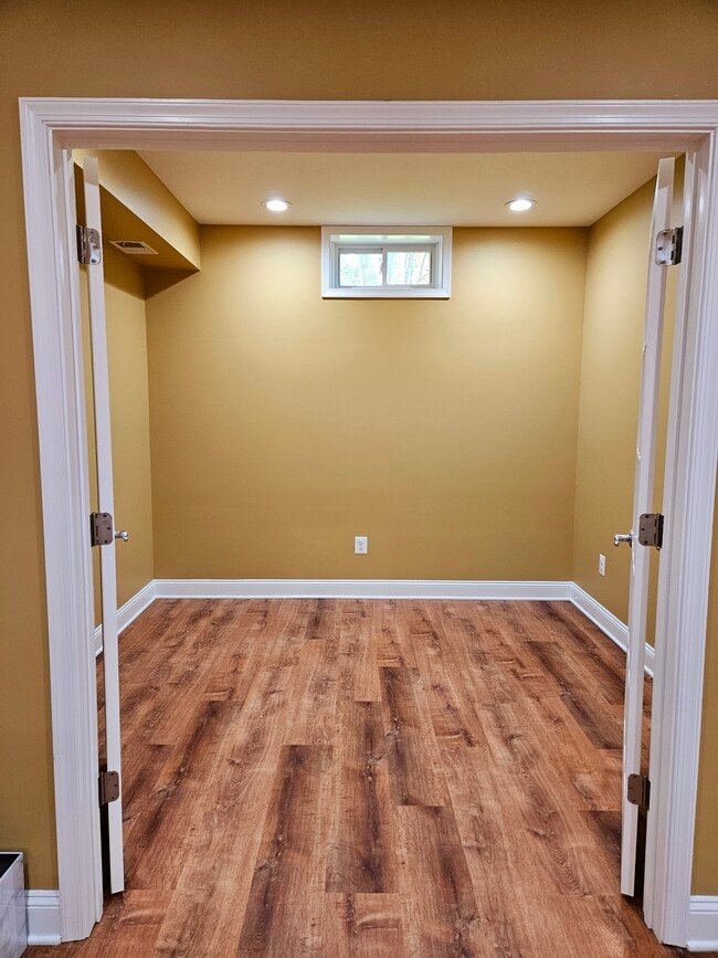 Room 1 - 10801 Valley Falls Ct