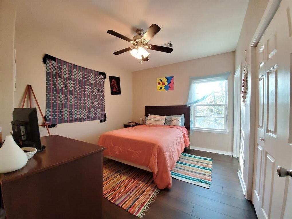 Interior Photo - 511 Dahlia St