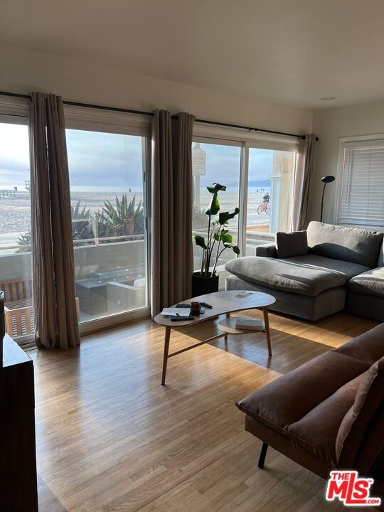 Foto del edificio - 3005 Ocean Front Walk