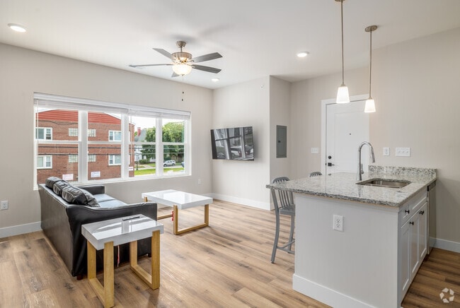 1 habitación, 1 baño - 800 pies cuadrados - Sala de estar - 305 W Washington St