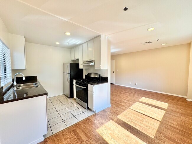 Building Photo - 104 N Clark Dr