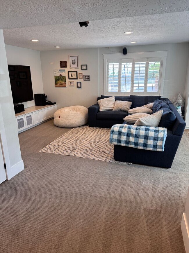 Building Photo - Stunning 7-Bedroom Home with Pool, EV-Read...
