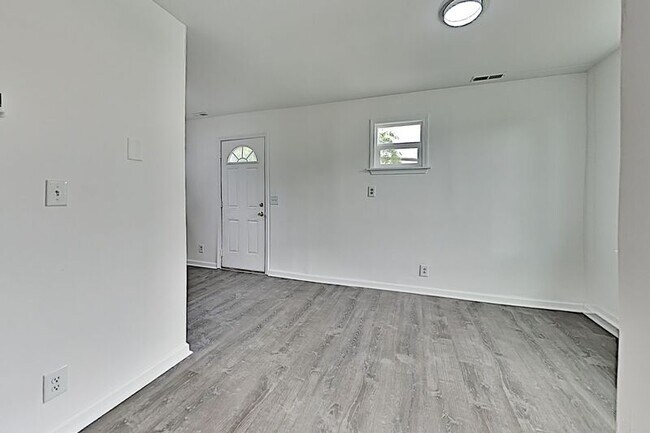 Building Photo - 83 Robertson St