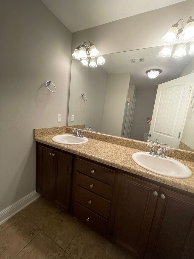 Foto del edificio - *** MOVE IN SPECIAL! Half OFF 1st Month's Rent!