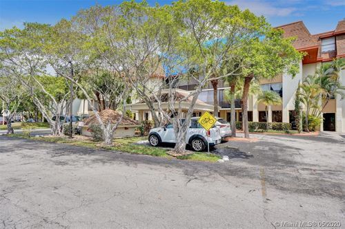 Foto del edificio - 671 NE 195th St