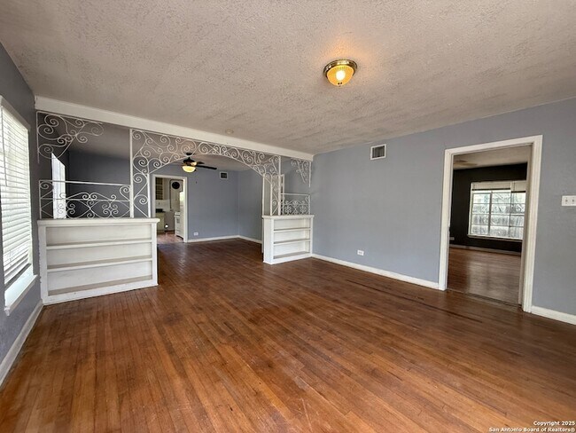 Foto del edificio - 2057 W Summit Ave.
