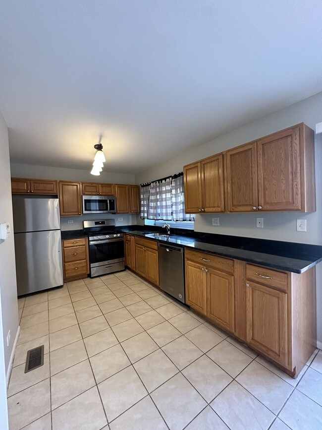 Building Photo - 122 W 67th St