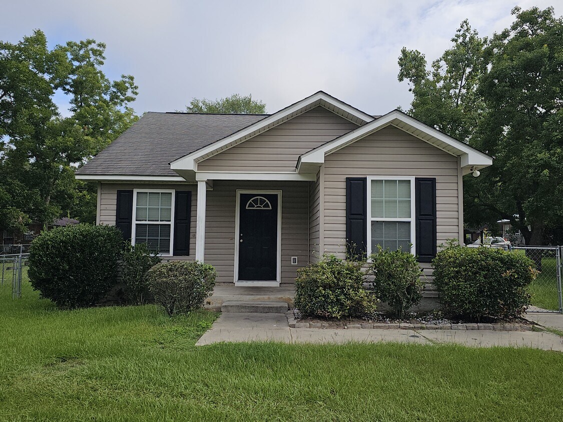 Primary Photo - 121 Wilson St