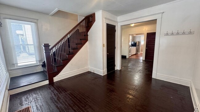 Building Photo - 633 Livingston Ave NE