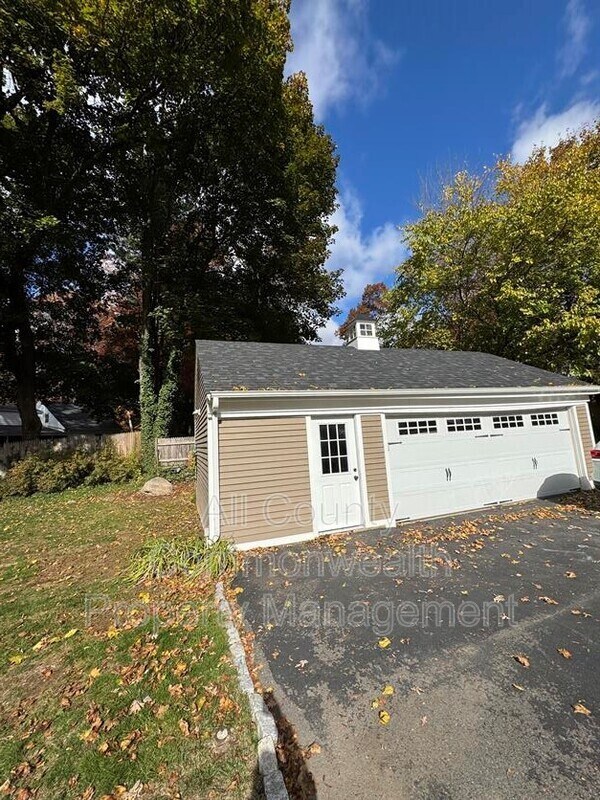 Foto del edificio - 49 Hoppin Hill Ave