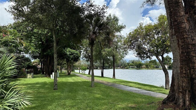 Foto del edificio - 10680 Cherry Ave