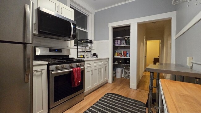 Building Photo - Stylish 2BR/1BA – 800 Sq Ft | All Utilitie...