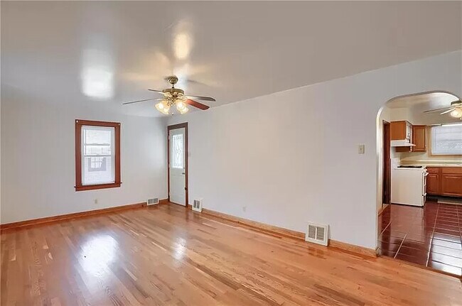 Building Photo - 131 Lincoln Ave