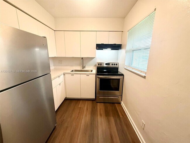 Foto del edificio - 220 NE 41st St