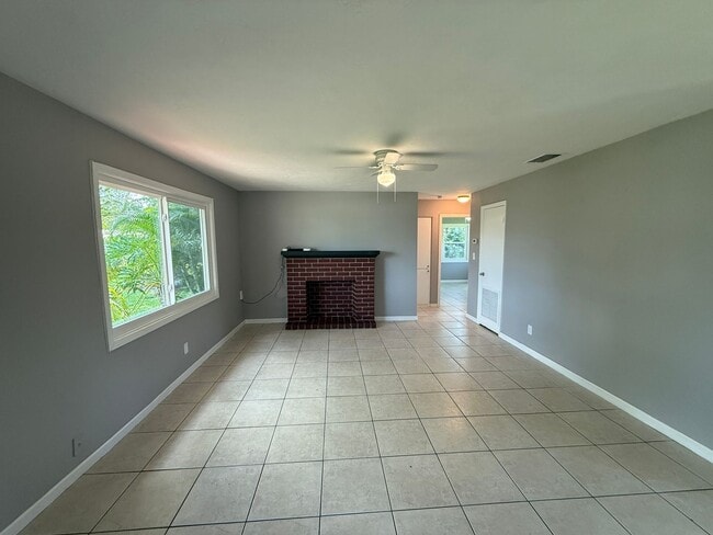 Building Photo - 3 Bedroom 2 Bath Single Family Home