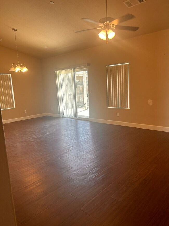 Foto del edificio - Great home for rent in Lindsay