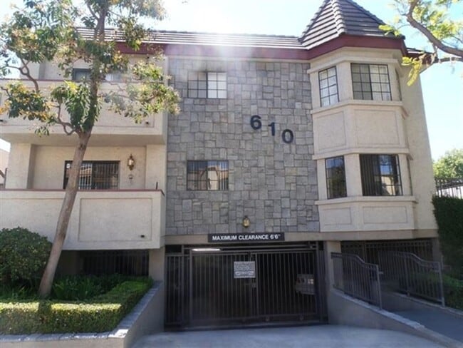 Building Photo - 610 E Providencia Ave