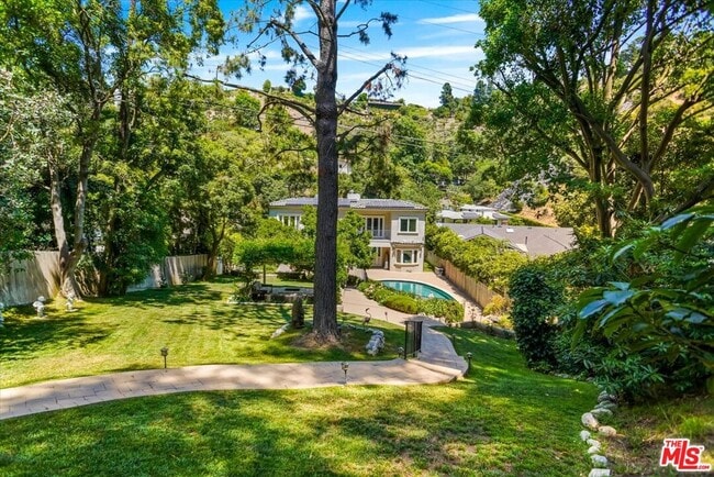 Foto del edificio - 1701 Roscomare Rd