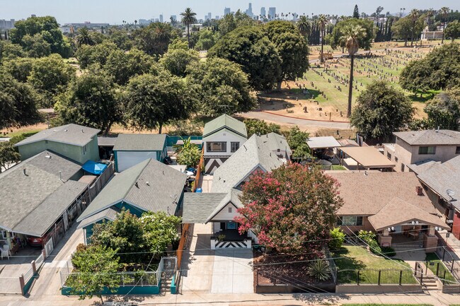 Building Photo - 1003 Calzona St