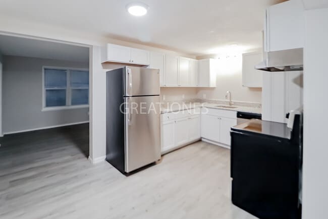 Building Photo - NOW OFFERING 1/2 MONTH FREE WITH SIGNED LE...