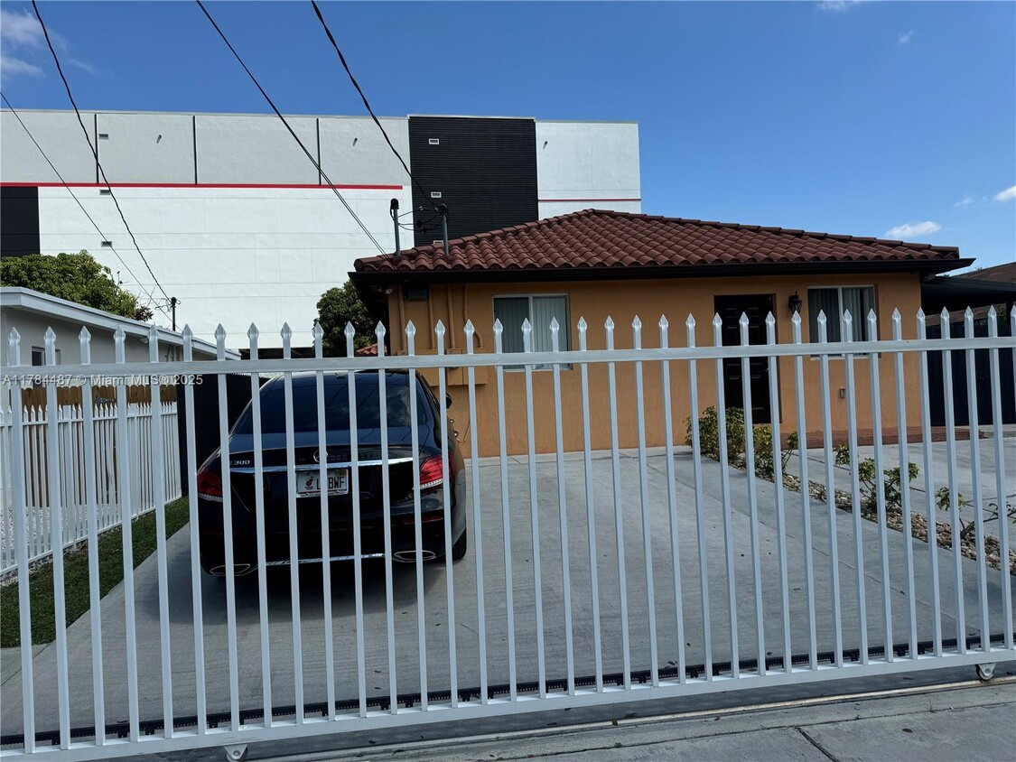 Primary Photo - 3511 NW 34th St
