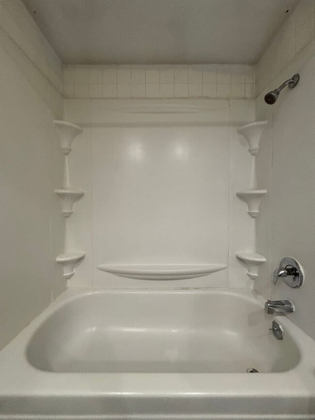 Building Photo - Come see this 1 bedroom 1 bathroom recentl...