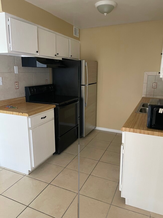 Kitchen - 140 Minna Ln
