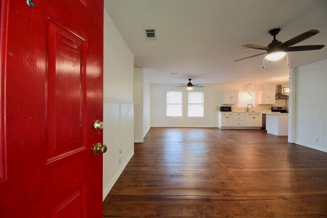 Building Photo - Gorgeous 3 Bed House on Large .467 Acre Lo...