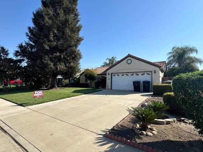 Foto del edificio - NE Visalia home available now!