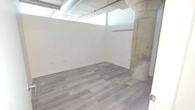 Building Photo - 1550 S Blue Island Ave