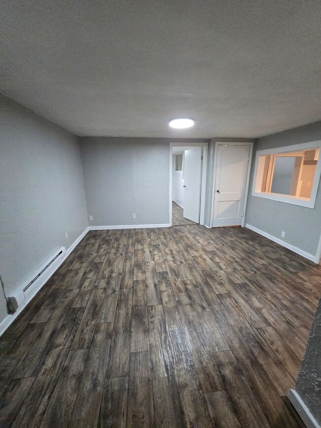 Foto del edificio - Three Bedroom Apartment Located in Anderso...