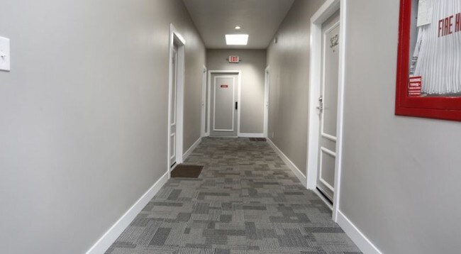 Building Photo - 121 N Hamilton Dr