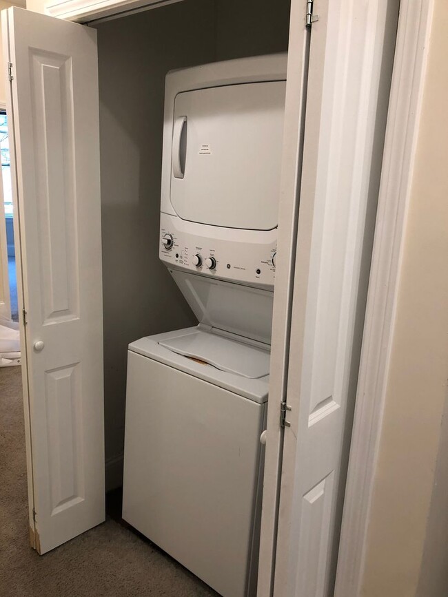 Building Photo - Central Heat/AC, In-Unit Washer and Dryer,...