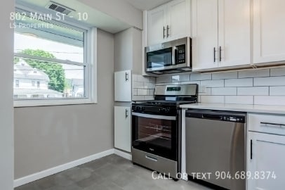 Building Photo - 802 Main St