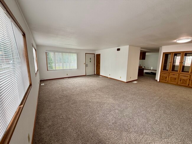 Large Living Room - 625 S Evergreen Rd