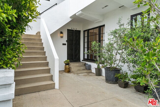 Building Photo - 8472 Oakwood Ave