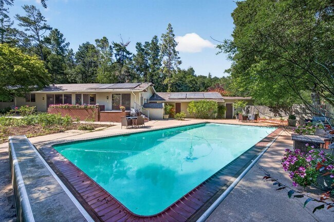 Foto del edificio - Single Story Home with Sparkling Pool, Large Spacious Lot with Top Schools! Monte Sereno/Los Gato...