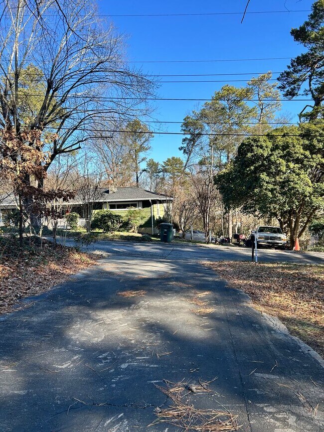 Foto del edificio - Charming & Spacious 3 Bed | 2 Bath Home | Updated w Large Yard!