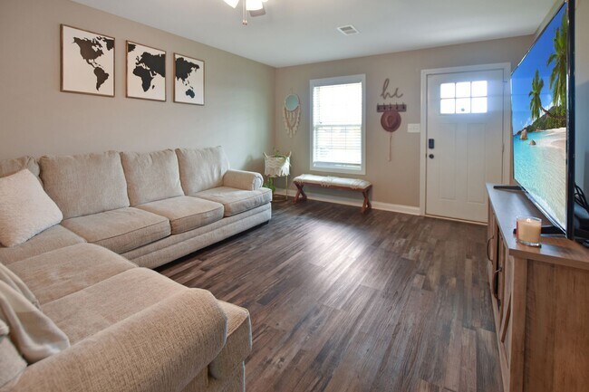 Building Photo - Pet Friendly Three Bedroom!