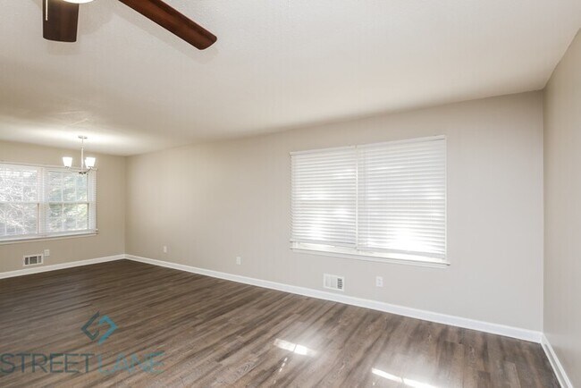 Foto del edificio - REDUCED- Now offering $1000 off first full...