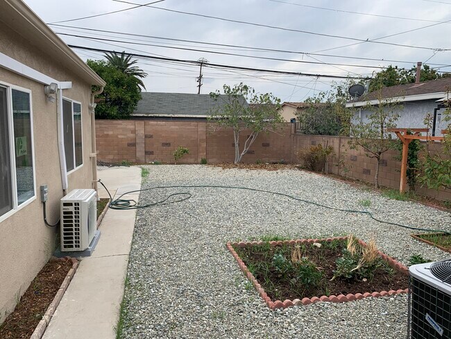 Building Photo - 7536 Kraft Ave