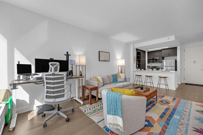 Building Photo - 10 Hanover Square