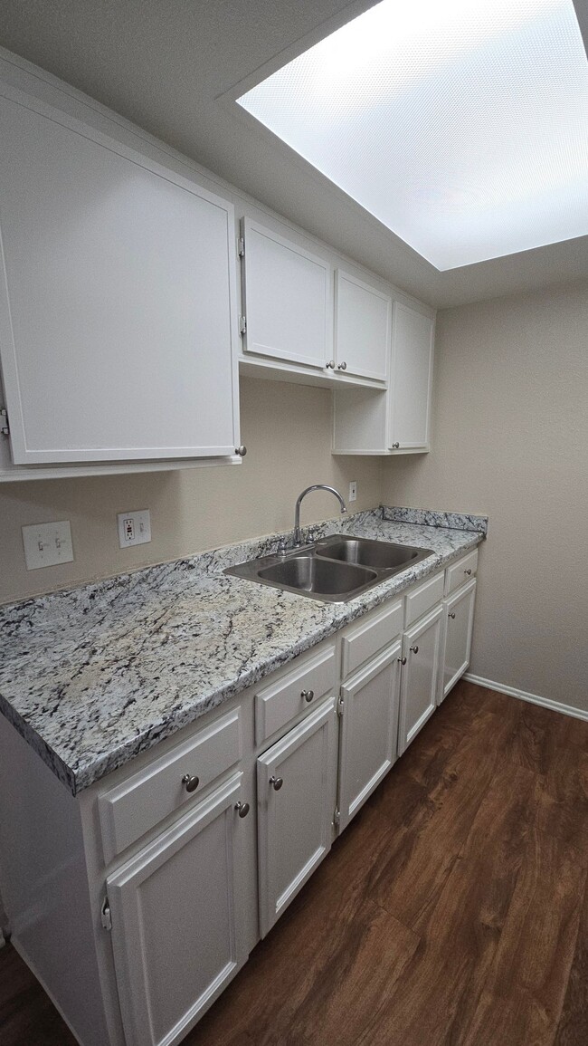 Foto del edificio - 2050 S Euclid Ave